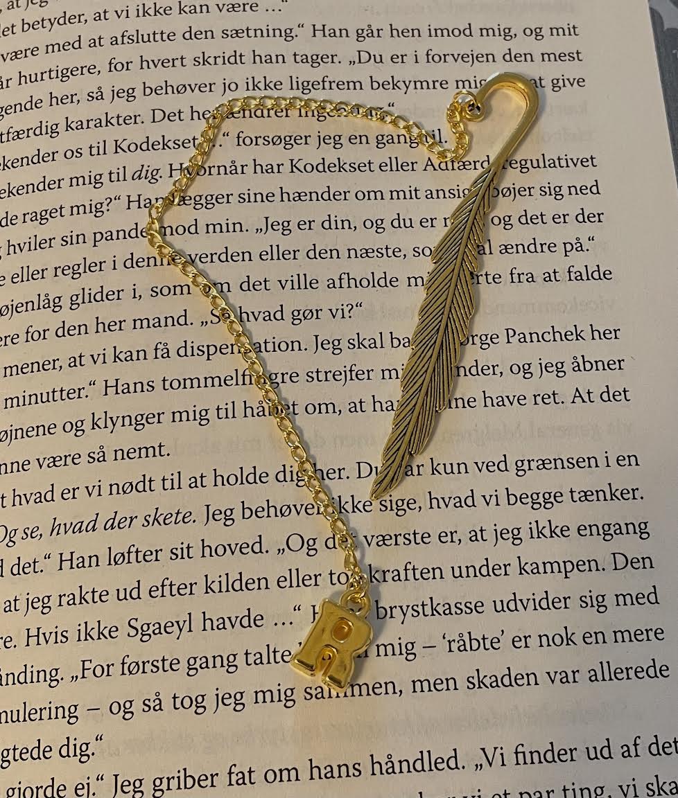 The Archivist's Feather Golden - Eget valg af bogstav