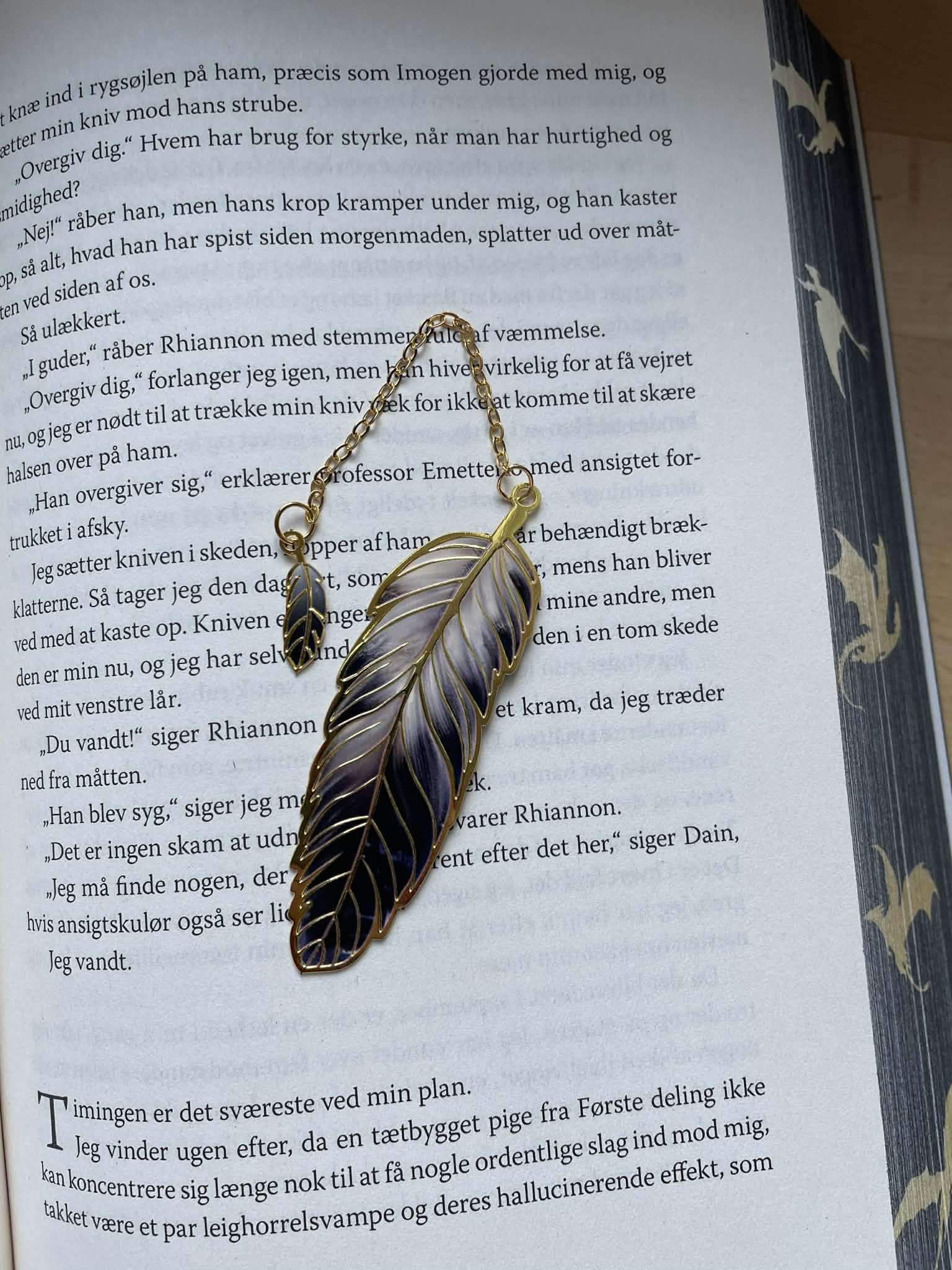 Bogmærker med sort/guld fjer