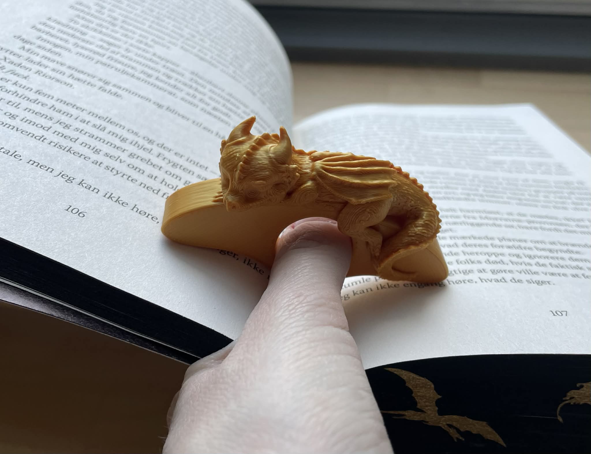 🐉 Dragon Book Holder golden