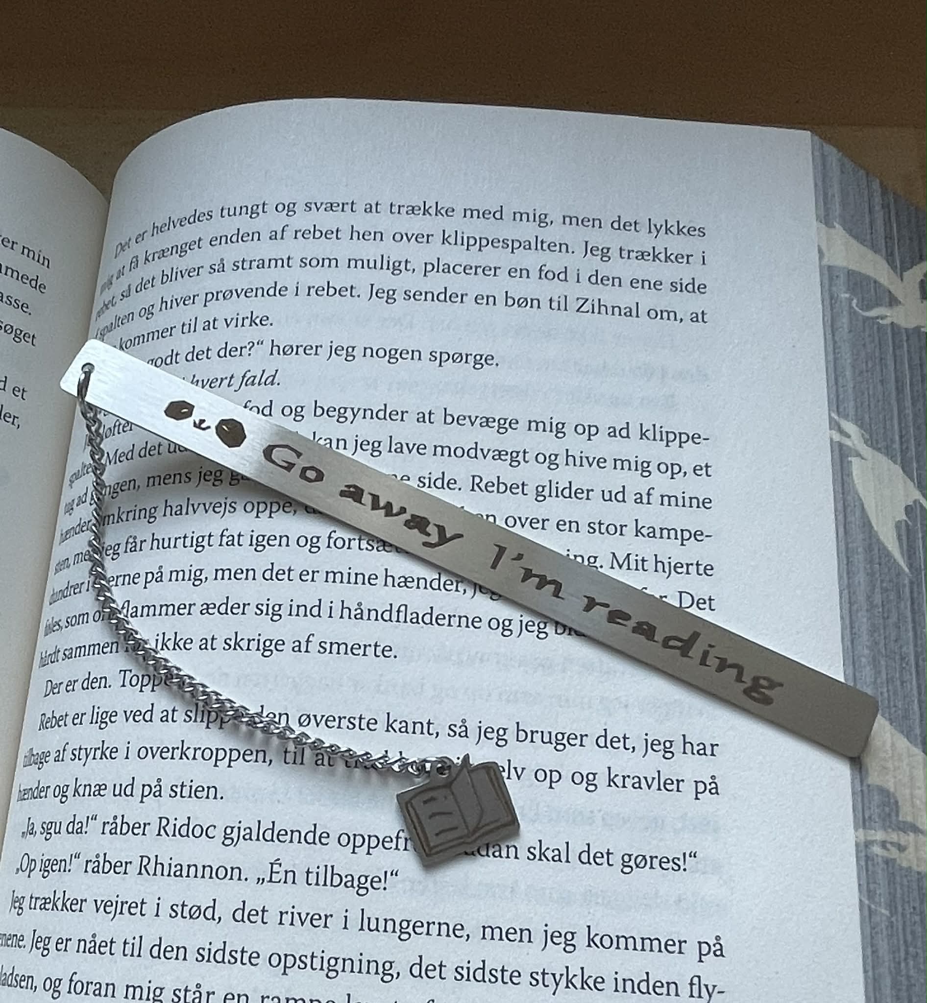 📖 “Go away I'm reading” Bogmærke